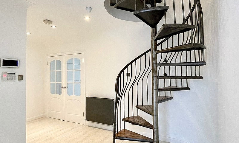 Stunning 5 Bedroom 3...