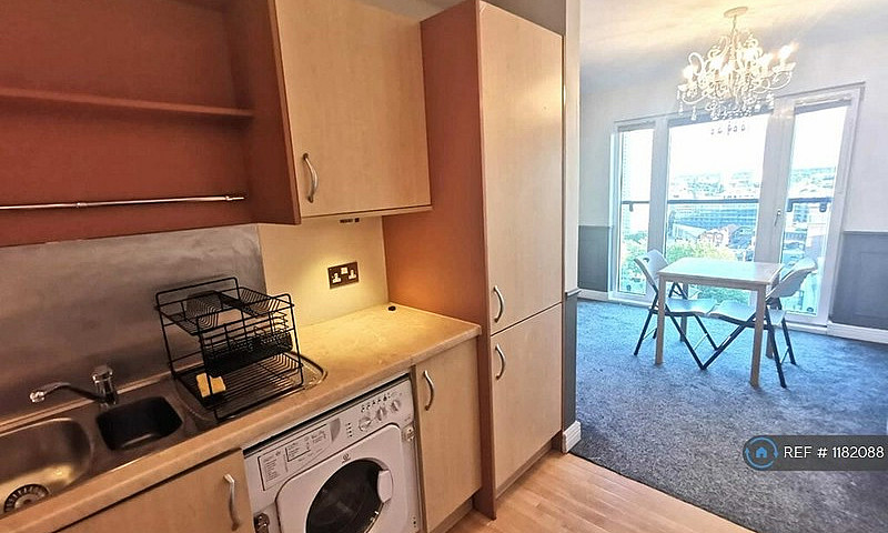 2 Bedroom Flat In Th...