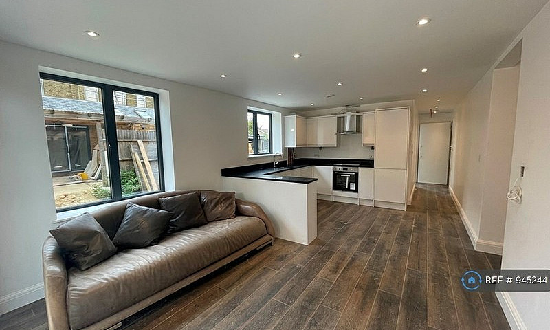 3 Bedroom Flat In Wa...