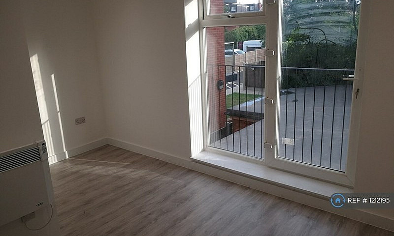 2 Bedroom Flat In Ce...