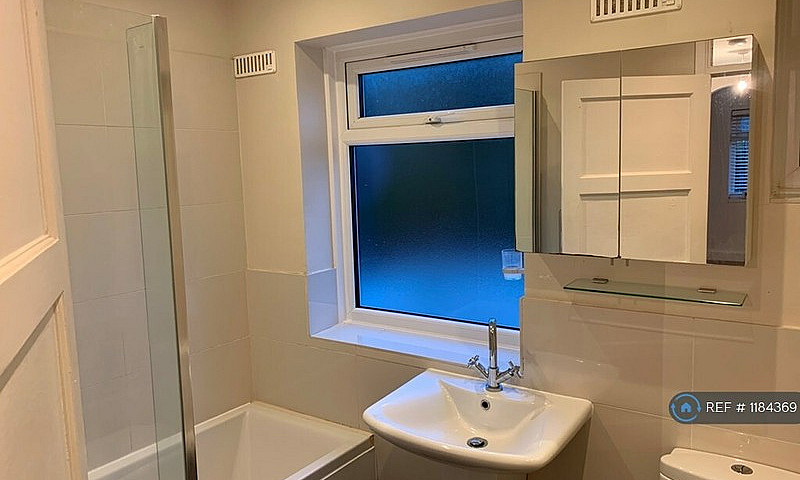 2 Bedroom Flat In Gr...