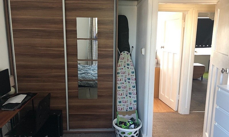 2 Bedroom Flat 8 Min...