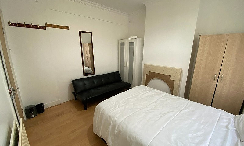 Large 6 Bedroom Fami...