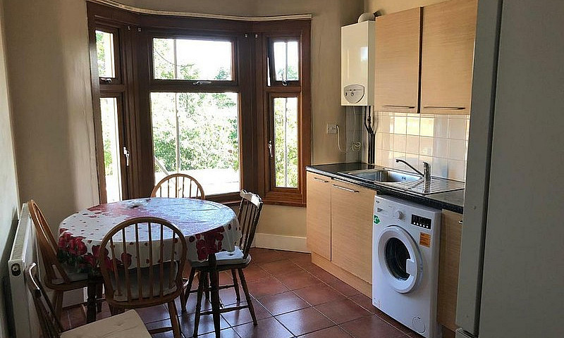 Huge 2 Bedroom Flat ...