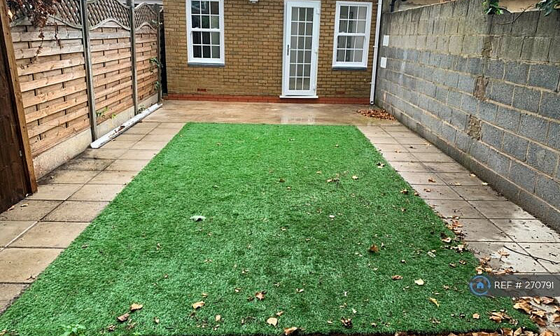 2 Bedroom Flat In Gr...