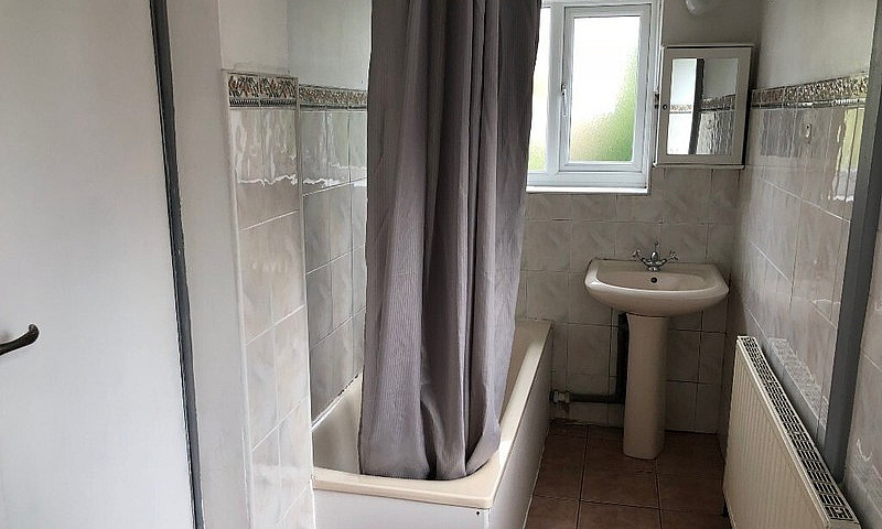 Large 2 Bedroom 1St ...