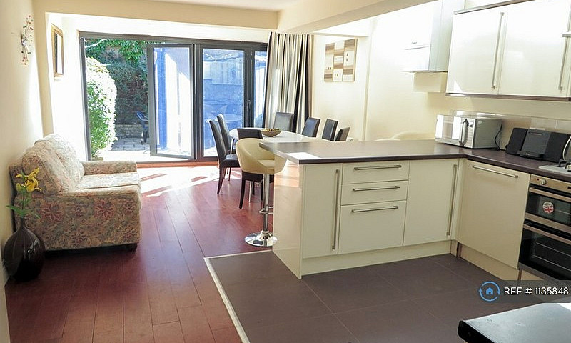 6 Bedroom House In H...