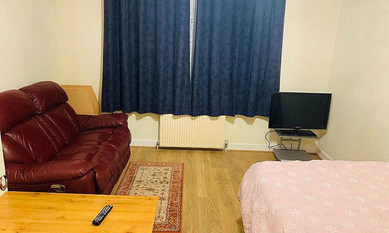 2/3 Bed Flat Near Dy...