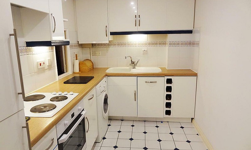 2 Bedroom Flat In Ro...