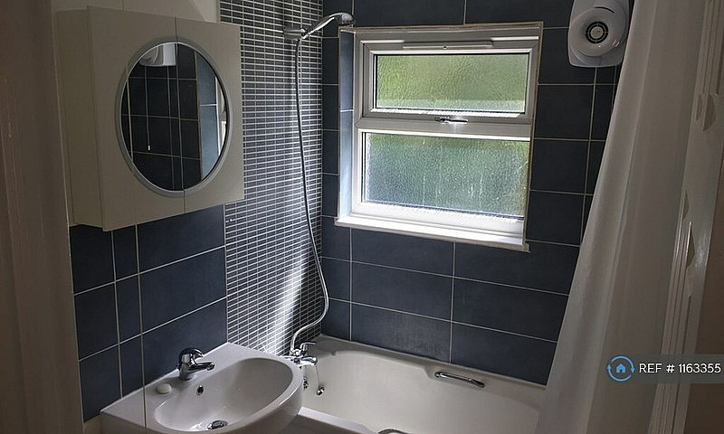 1 Bedroom Flat In Gr...