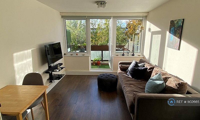3 Bedroom Flat In Cl...