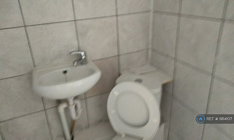 Studio Flat In Pinne...