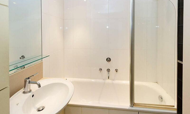 1 Bedroom Flat In Ba...