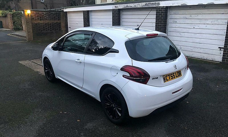 Peugoet 208 Black Ed...