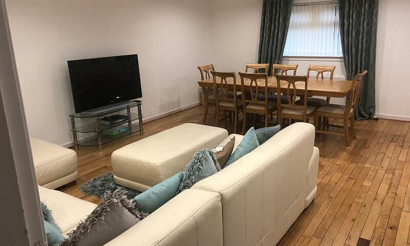 Large 4/5 Bedroom Ho...