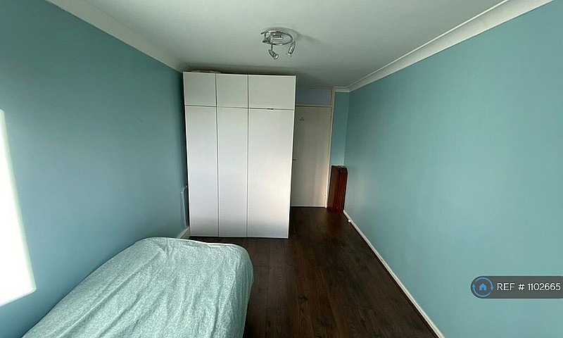 3 Bedroom Flat In Cl...