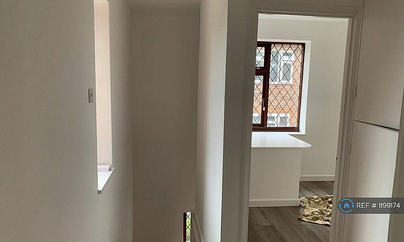 3 Bedroom Flat In Re...