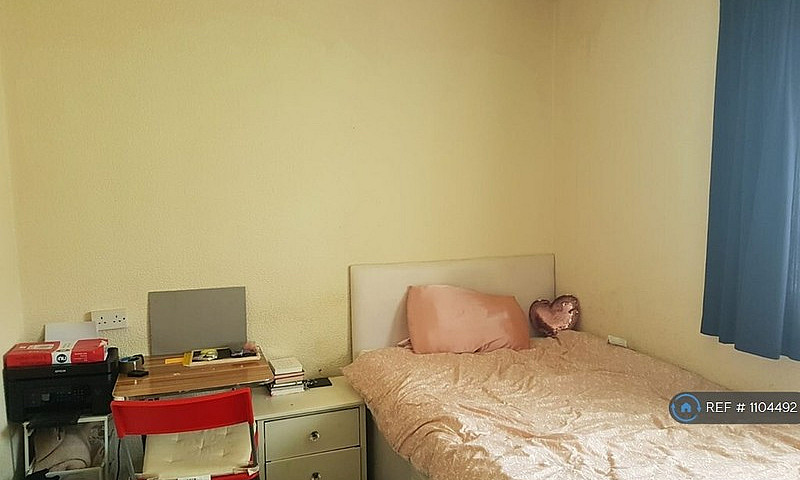 3 Bedroom Flat In He...