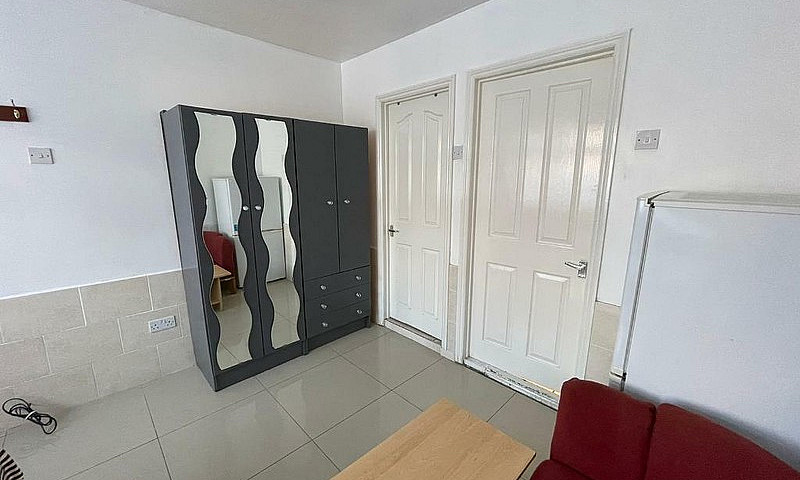 Studio Flat To Rent ...
