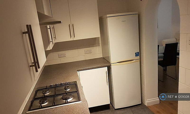 2 Bedroom Flat In Gl...