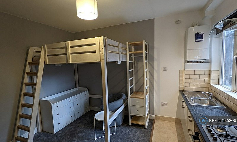Studio Flat In Drayt...