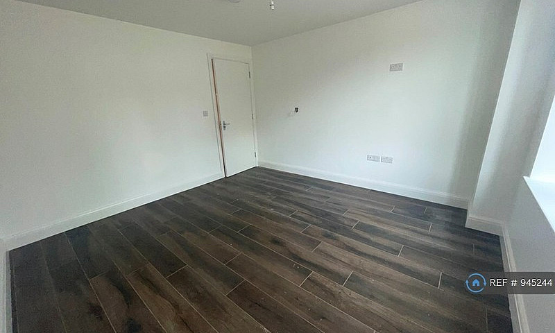 3 Bedroom Flat In Wa...
