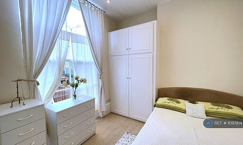 1 Bedroom Flat In St...