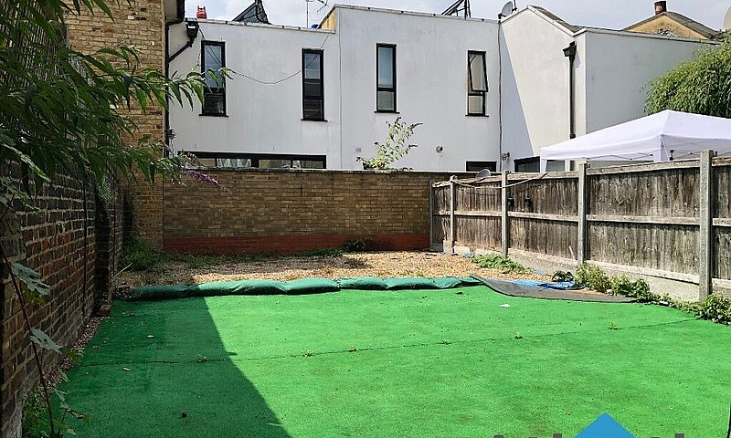 Large 2 Bedroom Spli...