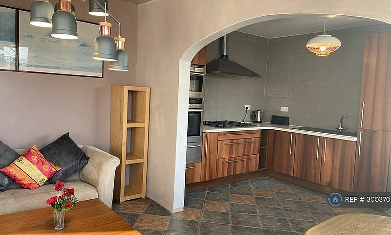 2 Bedroom House In S...