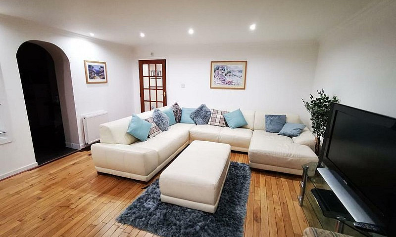 Large 4/5 Bedroom Ho...