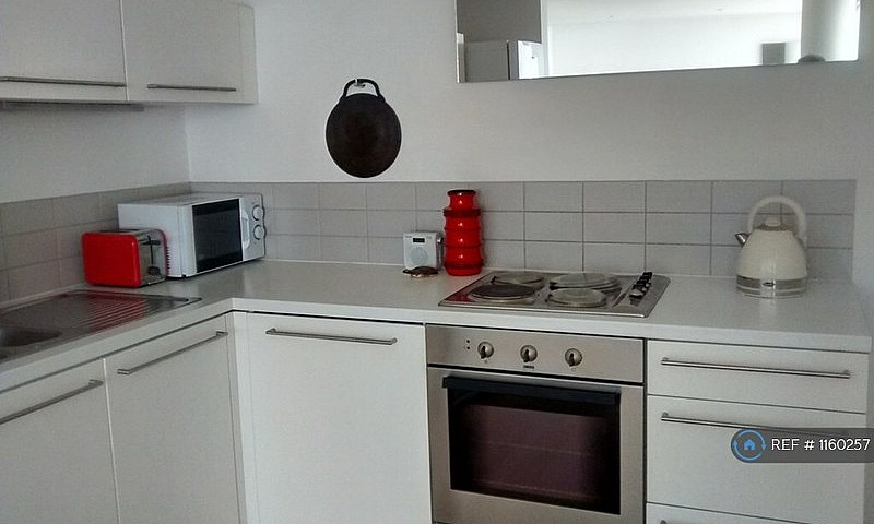 2 Bedroom Flat In He...