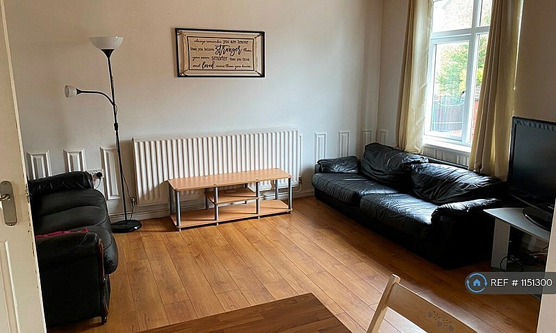 3 Bedroom Flat In Ru...