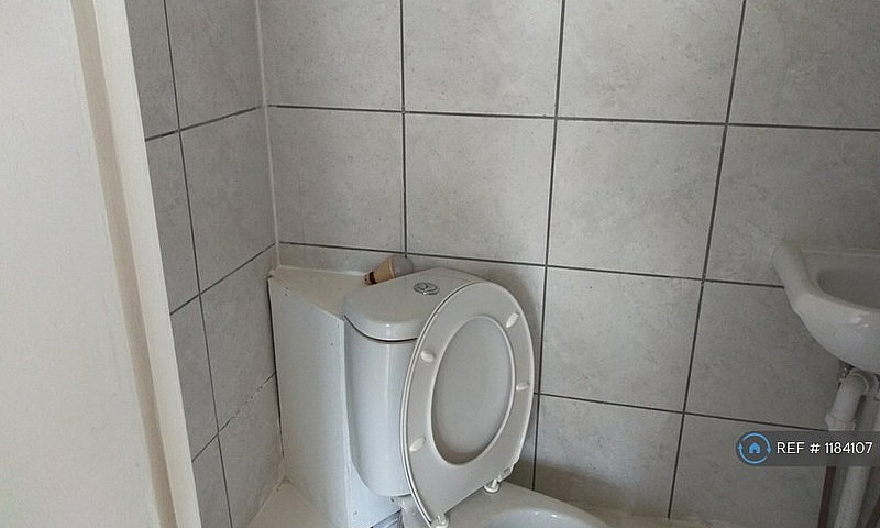 Studio Flat In Pinne...