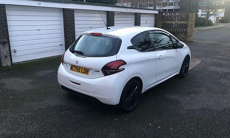 Peugoet 208 Black Ed...