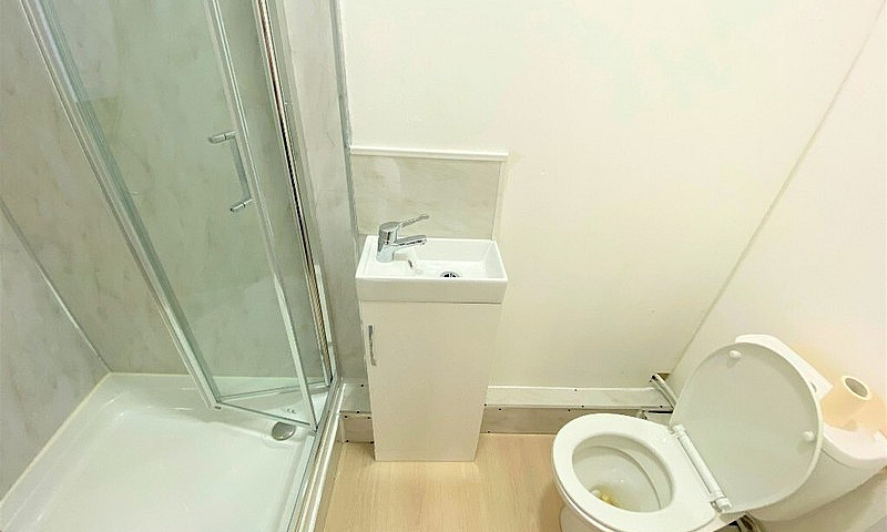 2 Bedrooms Flat On M...