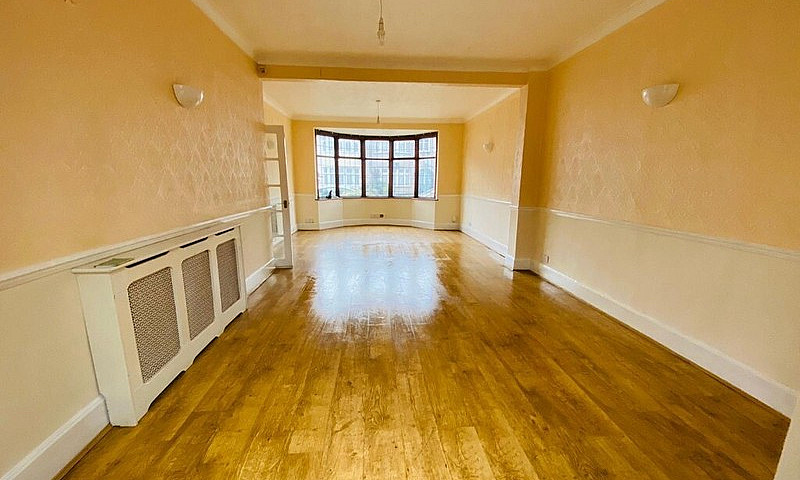Newly Refurbished Th...