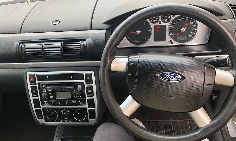 Silver Ford Galaxy 1...