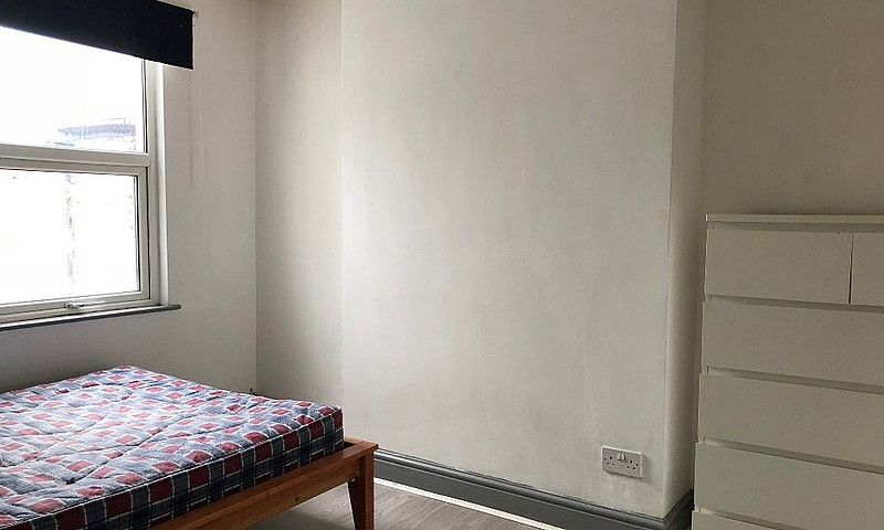 Large 2 Bedroom 1St ...