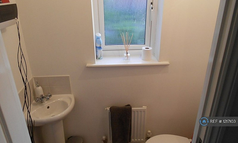 2 Bedroom House In E...