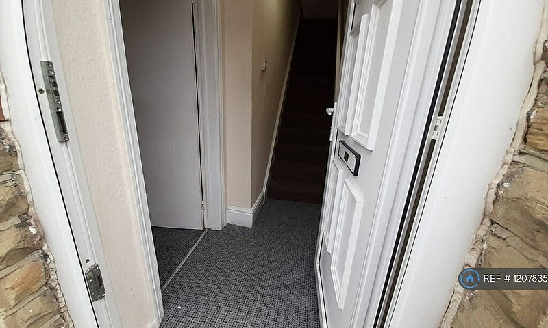 2 Bedroom House In G...