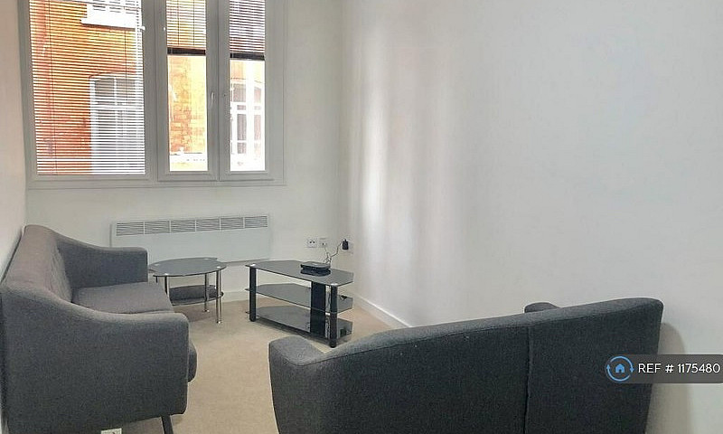 2 Bedroom Flat In Ho...