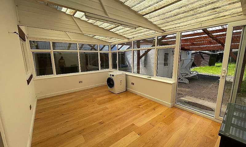 4 Bedroom House In T...