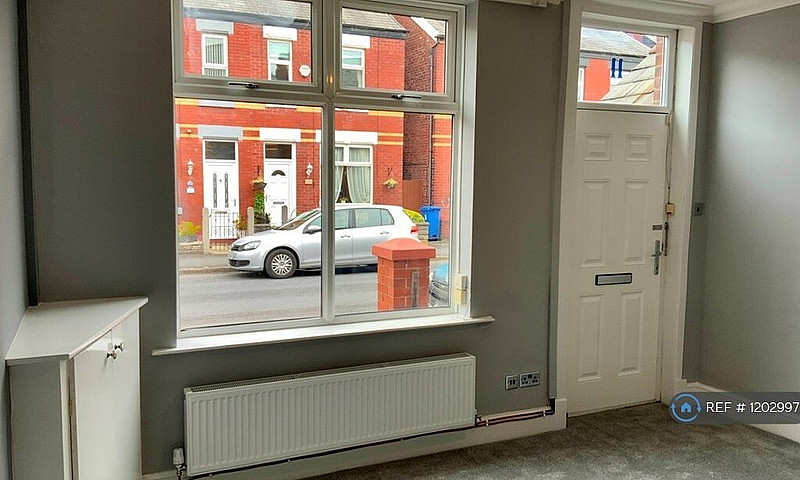 2 Bedroom House In H...