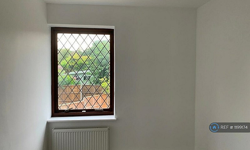 3 Bedroom Flat In Re...