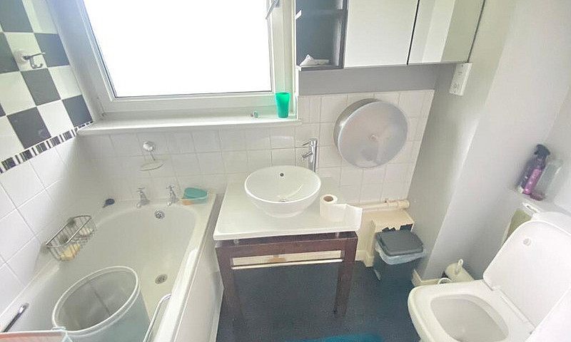 1 Bedrooms Flat To R...