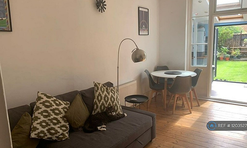 2 Bedroom Flat In Ha...