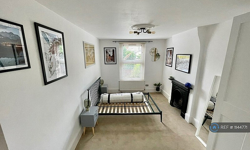 2 Bedroom Flat In An...