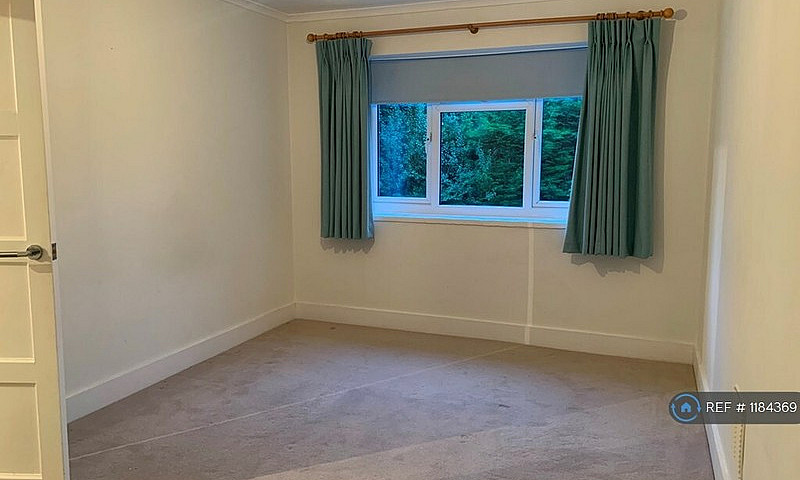 2 Bedroom Flat In Gr...