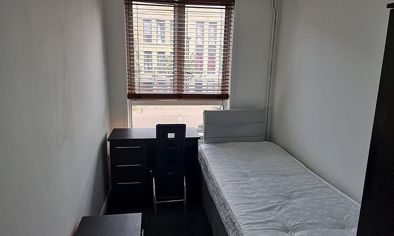 Small Double Room Wi...