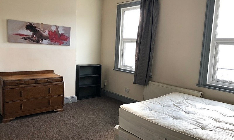 Large 2 Bedroom 1St ...